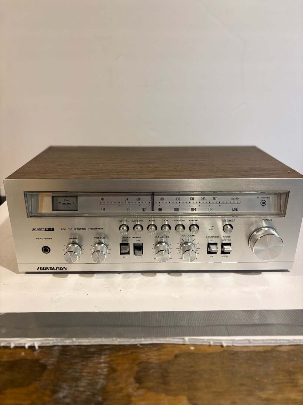 Vintage Soundesign IC/FET PLL AM-FM Stereo Receiver Model 5152(B)